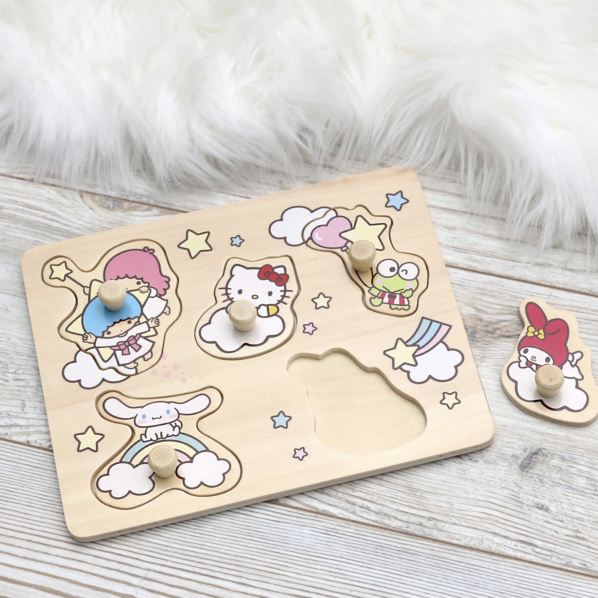 HELLO KITTY PUSSEL MED KNOPPAR 5 BITAR