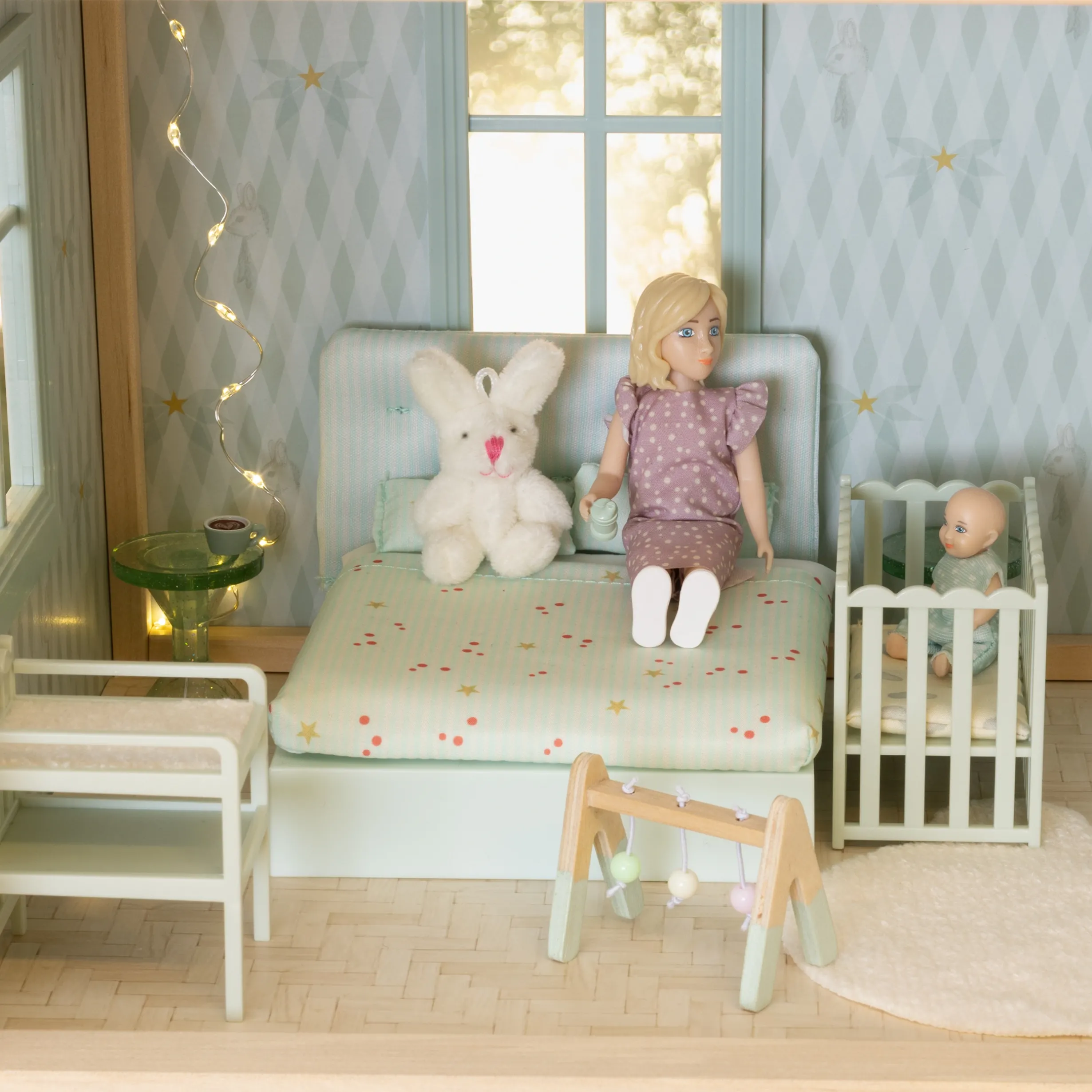 LUNDBY DOCKHUSMÖBLER SÄNG MED KLÄDD GAVEL